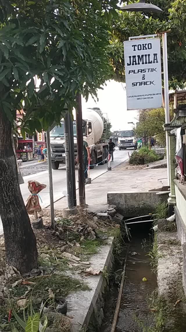 Cuplikan Pengecoran jalan  depan pasar bakalan